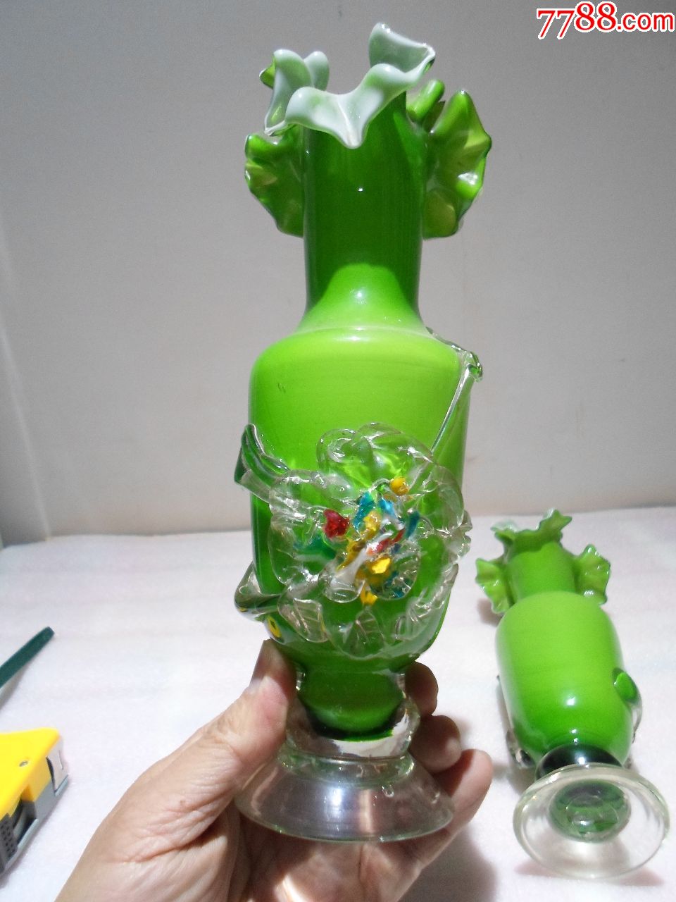 文革老物件:全品上翻花下堆花翠绿色纯手工料器老琉璃花瓶一对_价格