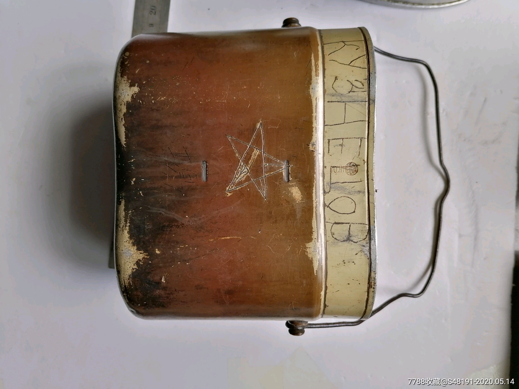 二战战场,苏联军人缴获日军,在饭盒刻的苏联文字