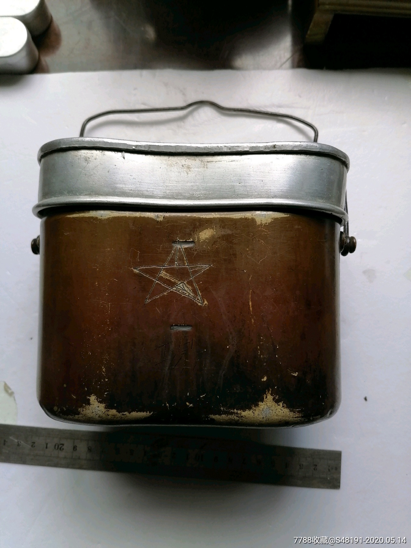 二战战场,苏联军人缴获日军,在饭盒刻的苏联文字